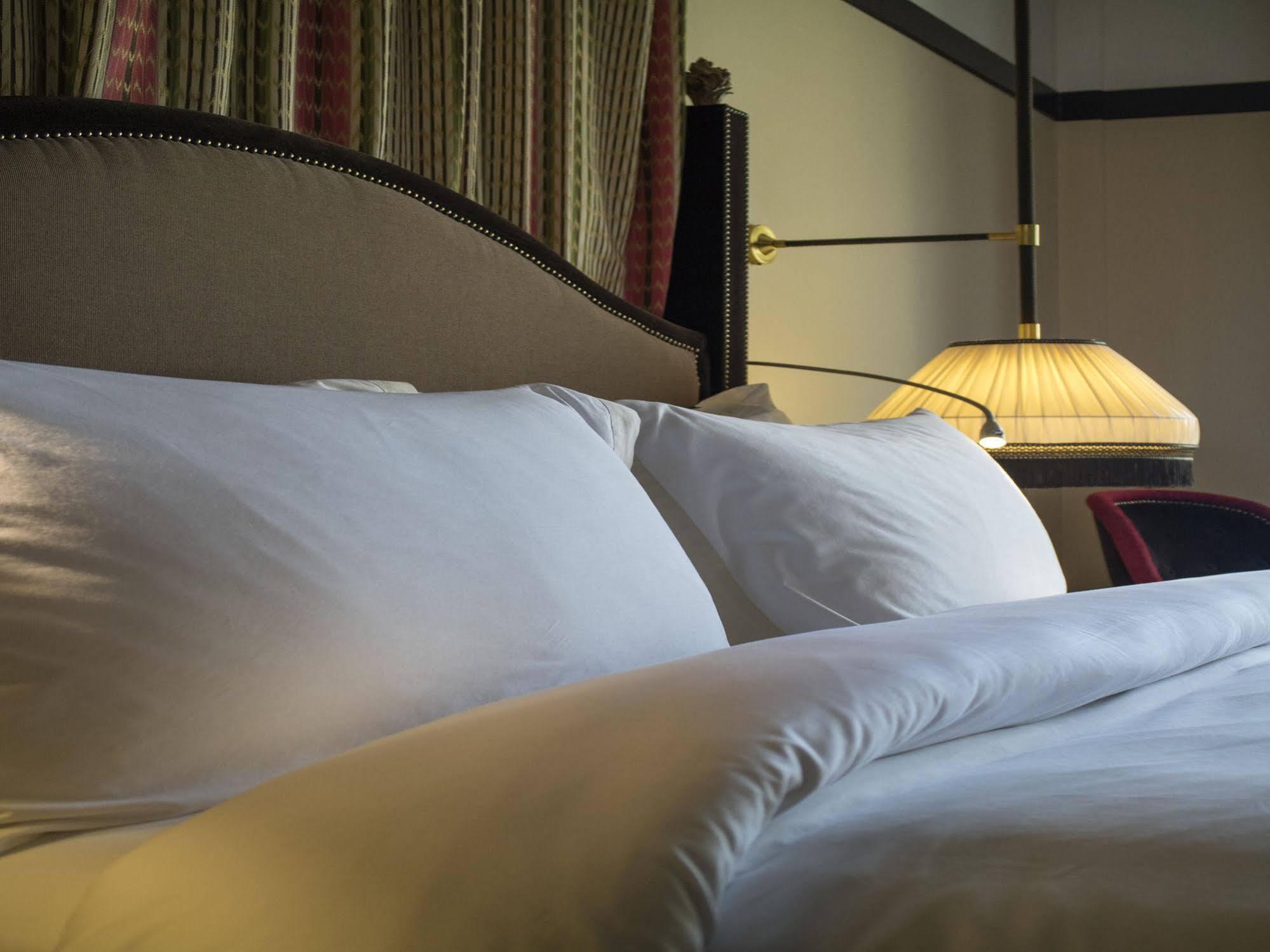 Hotel Des Indes The Hague Exterior photo A bed with two pillows